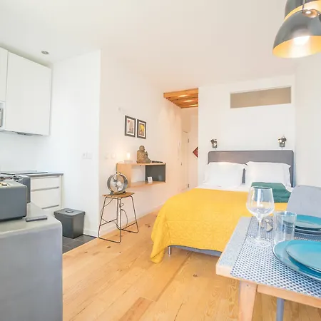 아파트 Largo Trigueiros Light-filled Loft 리스본