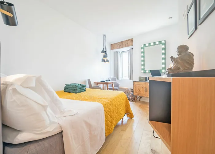 Largo Trigueiros Light-filled Loft